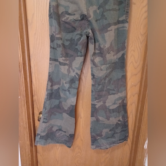 EUC green camo print bootcut leg jeans size 10 - Picture 10 of 13